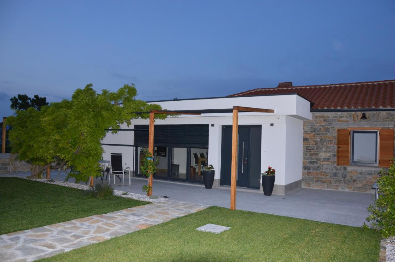 Casa Miranda - Family Comfort In A Quiet Area, Near The Sea, With Bbq And Free Parking Згорнье-Шкофье Экстерьер фото